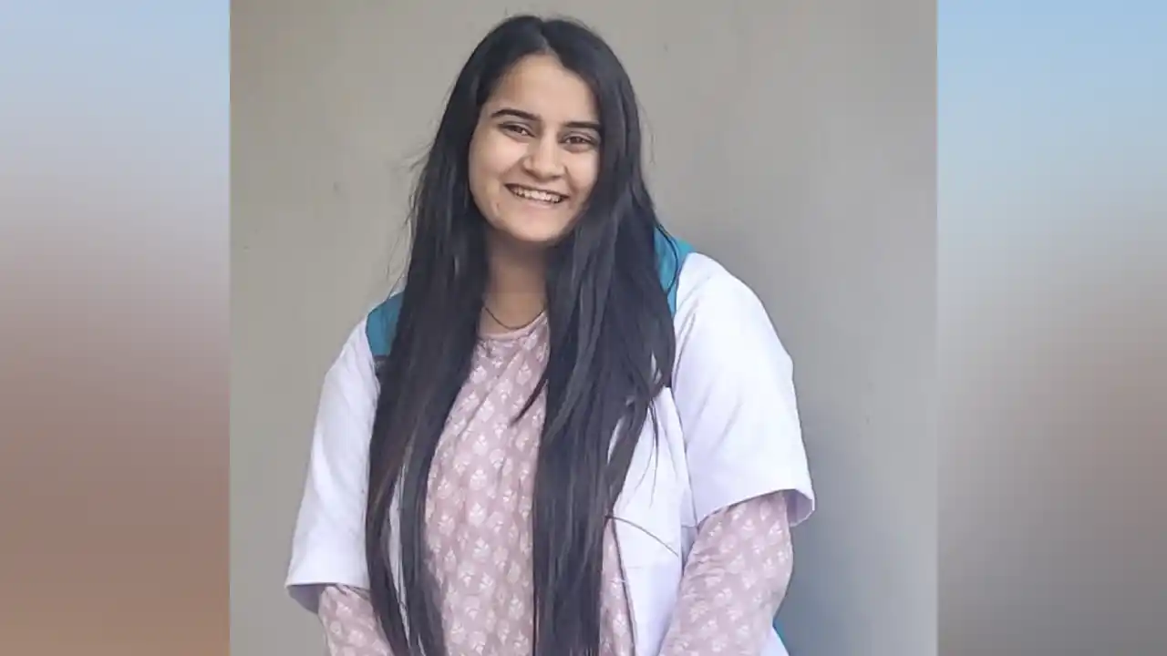 रेडीमेड व्यापारी की होनहार बेटी सुरभि पामेचा बनी डॉक्टर, किया शहर और परिवार का नाम रोशन
