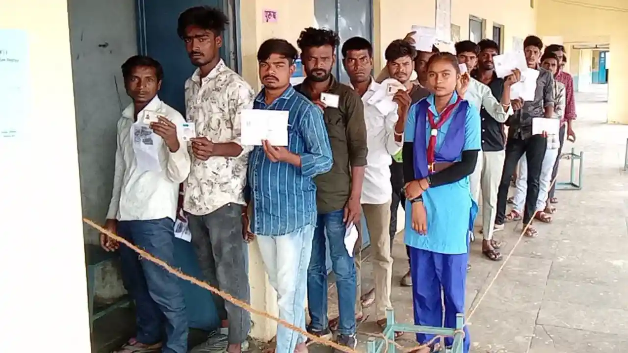 प्रतापगढ़ पंचायत के बमोतर भाग संख्या 12 में 798 मतदाताओं में से 154 मतदाताओं ने प्रात 9 बजे तक मतदान किया