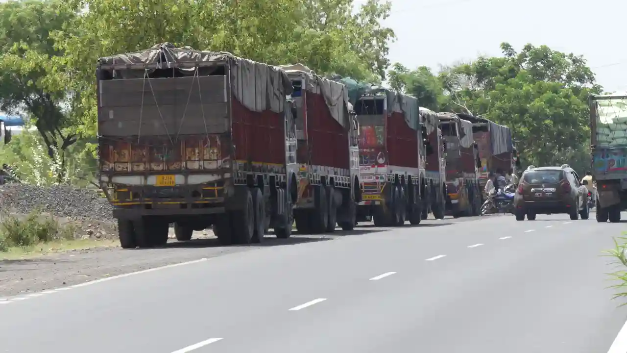 46 ट्रको मे क्रूरता पूर्वक भरे हुए गौवंश कुल 582 बैलो को अवैध तरीके से परिवहन करते पकड़ा