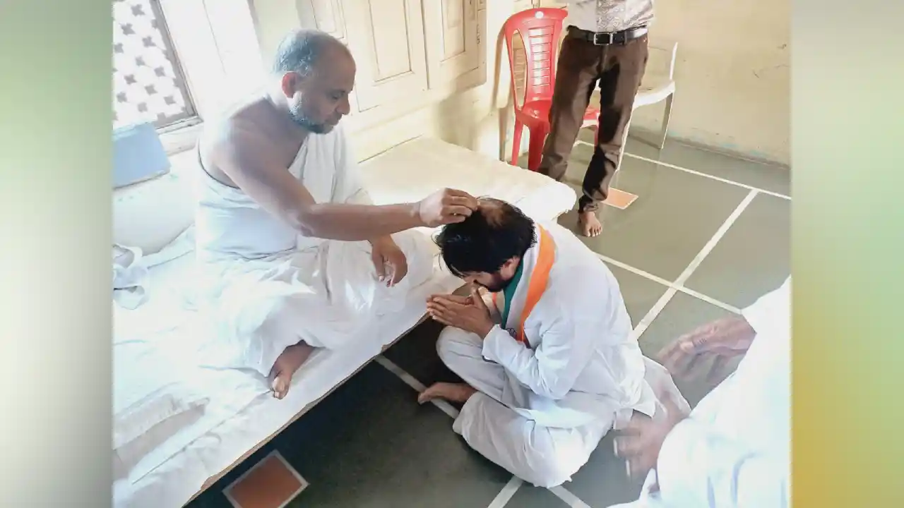 जावरा में कांग्रेस प्रत्याशी श्री गुर्जर ने प.पू. हितेशचंद्रजी सूरिश्वर मसा ने आर्शिवाद प्राप्त किया जावरा में कांग्रेस प्रत्याशी श्री गुर्जर ने प.पू. हितेशचंद्रजी सूरिश्वर मसा ने आर्शिवाद प्राप्त किया