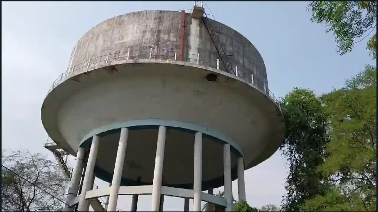 शहर में पानी की किल्लत को लेकर बड़ी संख्या में नगर निगम पहुंचे कांग्रेसी पार्षद