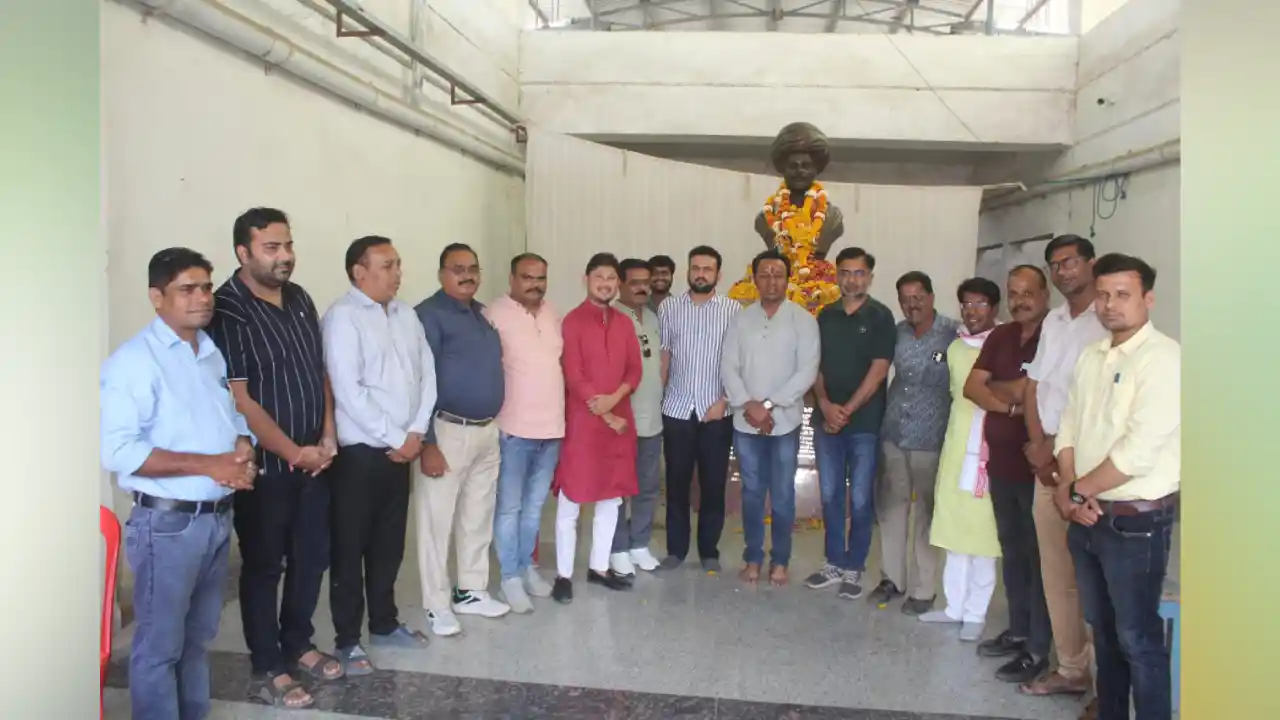 महान समाज सुधारक ज्योतिबा फूले की जन्म जयंति पर कांग्रेसजनो ने किया माल्यार्पण
