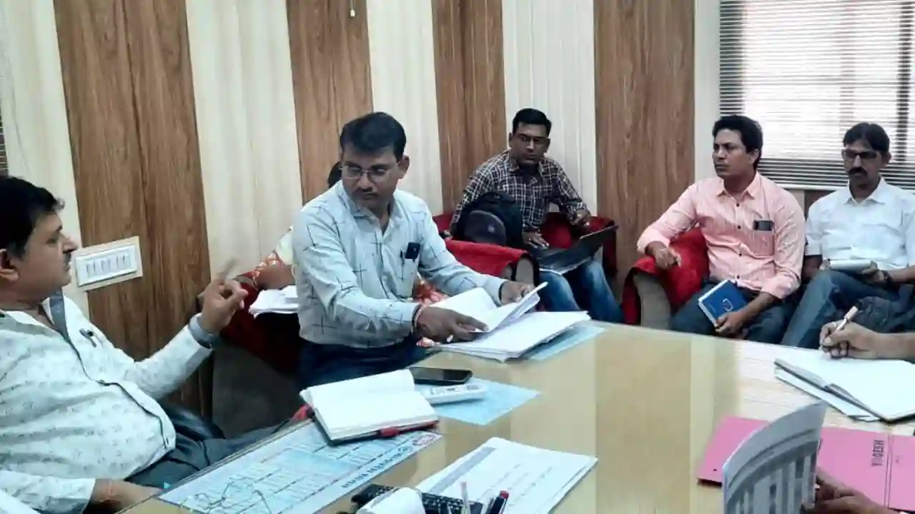 सी.एम.एच.ओ. डॉ. जुगतावत ने ली जिला कार्यक्रम अधिकारियों की बैठक