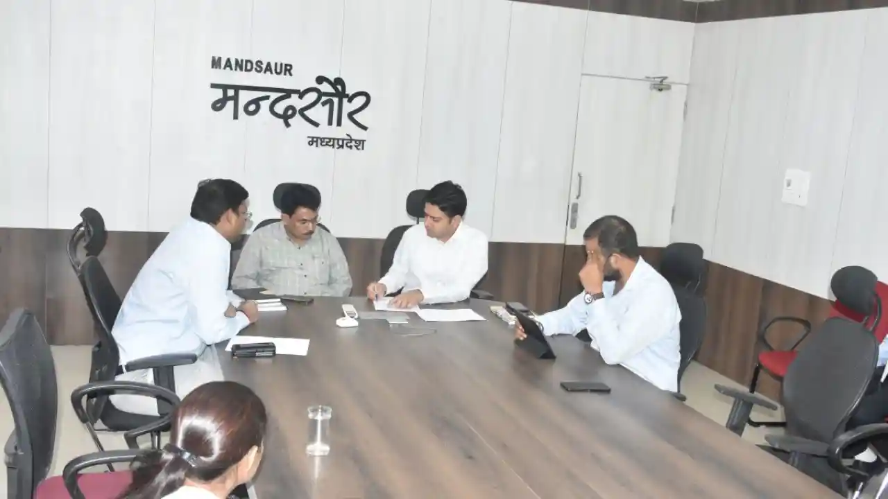 प्रेक्षक की मौजूदगी में मतदान दलों एवं माइक्रो आब्जर्वर का विधानसभा वार रेंडमाइजेशन किया गया