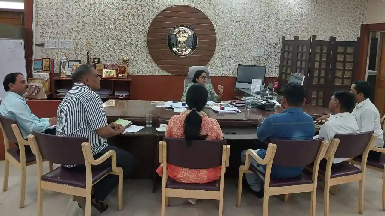 प्रतापगढ़ जिला निर्वाचन अधिकारी ने ली राजनैतिक दल के प्रतिनिधियों की बैठक