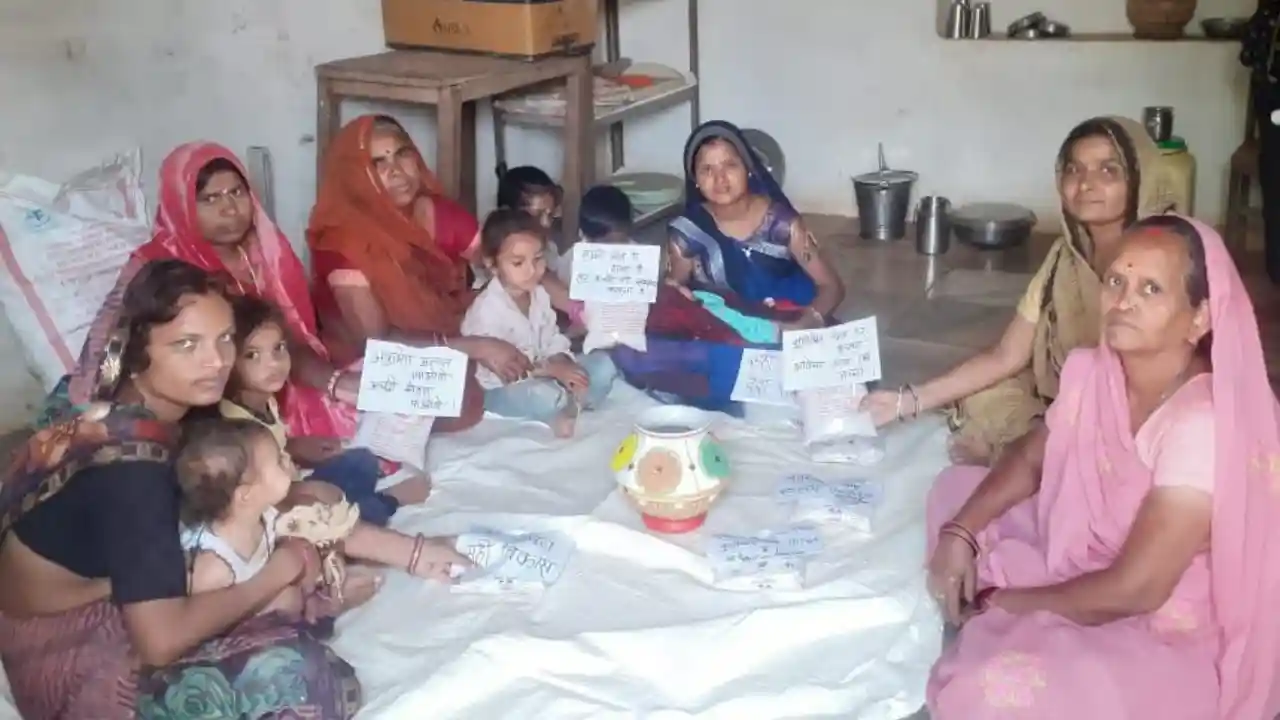 पोषण आहार पैकेट पर नारे लिखकर मतदाता को किया जागरूक 