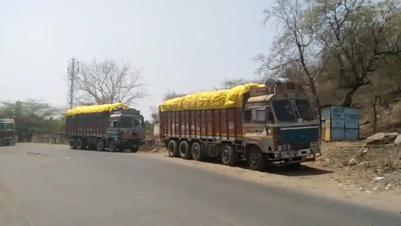 नर्मदा पुल पर भारी वाहनों की रोक बनी रात्रि कालीन गार्ड की कमाई का जरिया बे रोक टोक निकल रहे है भारी वाहन