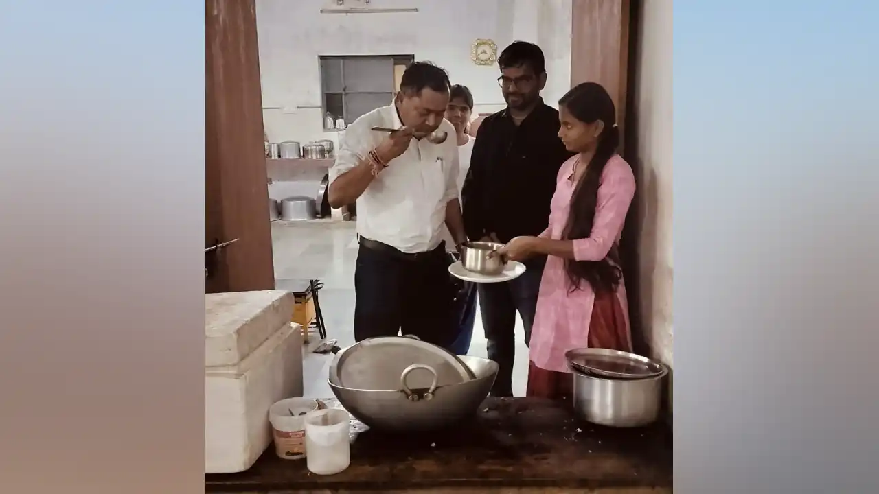 प्रतापगढ़ सीएमएचओ डॉ जीवराज मीणा ने एएनएमटीसी में रात को पहुंचकर प्रशिक्षार्थियों के भोजन गुणवत्ता जांची