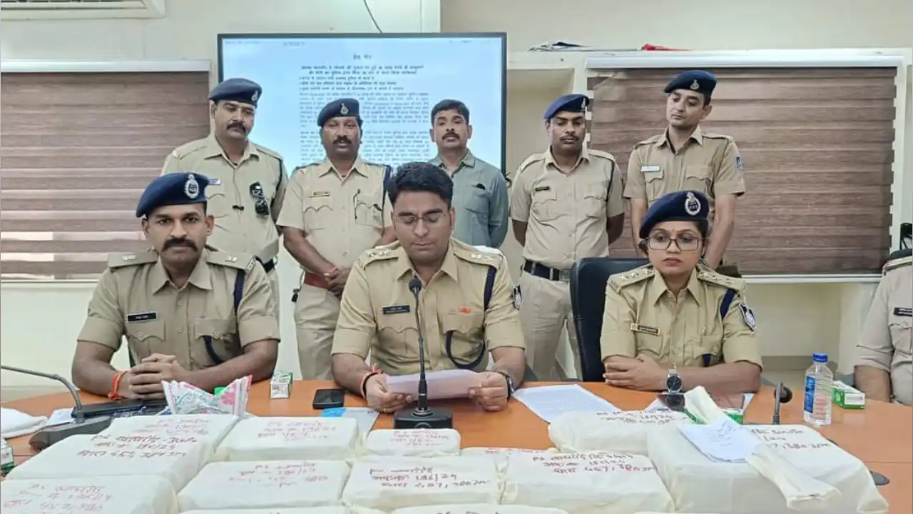 कस्बा खाचरौद में ज्वेलर्स की दुकान पर हुई 20 लाख रुपये के आभूषणो की चोरी का पुलिस द्वारा किया 10 घंटे के अंदर किया पर्दाफाश।