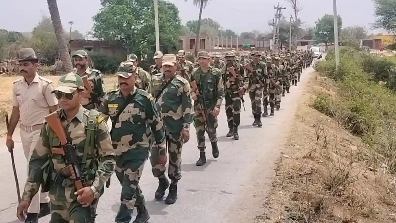 आगामी लोकसभा चुनाव 2024 के मद्देनजर जिला पुलिस अधीक्षक प्रतापगढ़ लक्ष्मणदास के नेतृत्व में धरियावद क्षेत्र में फ्लैगमार्च निकाला गया