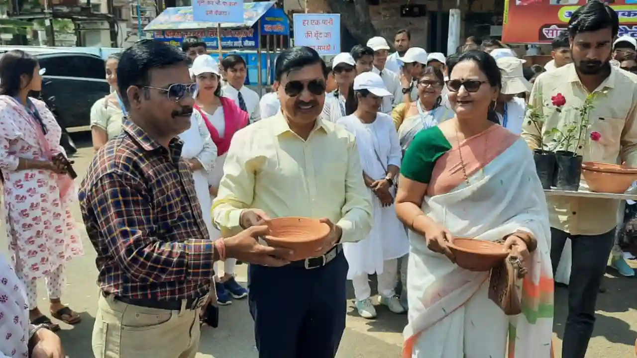 कलेक्‍टर श्री जैन द्वारा  पक्षियों के पानी के लिए पानी की  व्‍यवस्‍था के लिए सकोरे वितरित