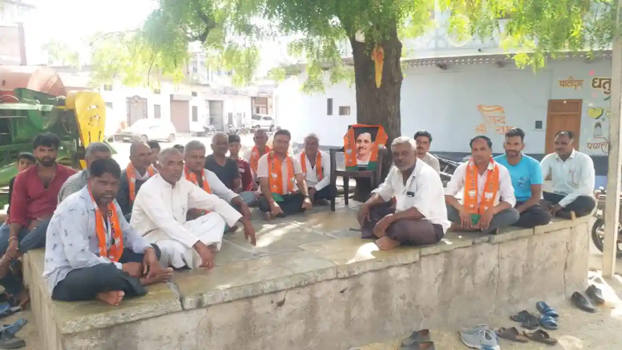 ग्राम पहेड़ा बुथ क्रमांक 12 में भाजपा 44 वा स्थापना दिवस मनाया गया डॉक्टर कछावा के मुख्य अतिथि में