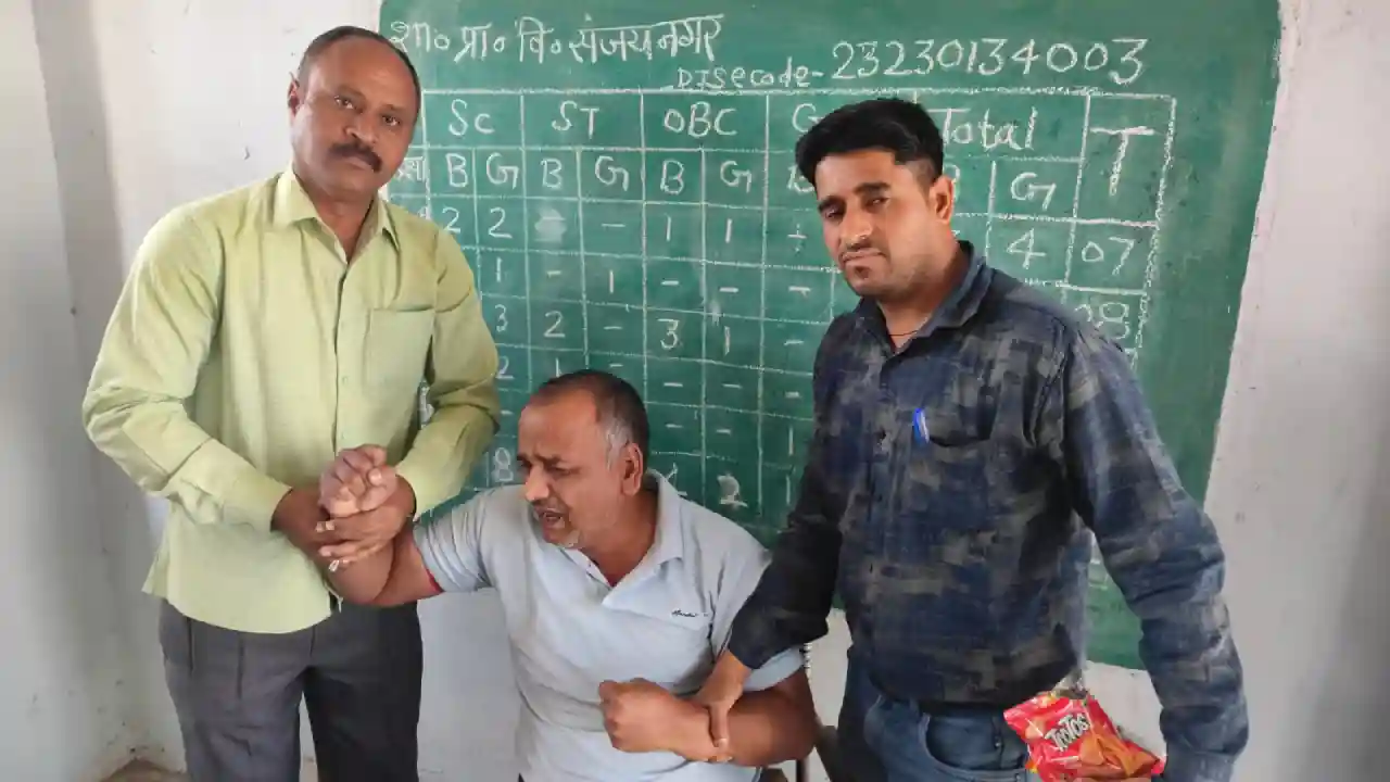लोकायुक्त उज्जैन की टीम के द्वारा देवास के शासकीय प्राथमिक विद्यालय के शिक्षक प्रधानाचार्य तिलक राज सेम को 5000 की रिश्वत लेते हुए रंगे हाथ पकड़ा।