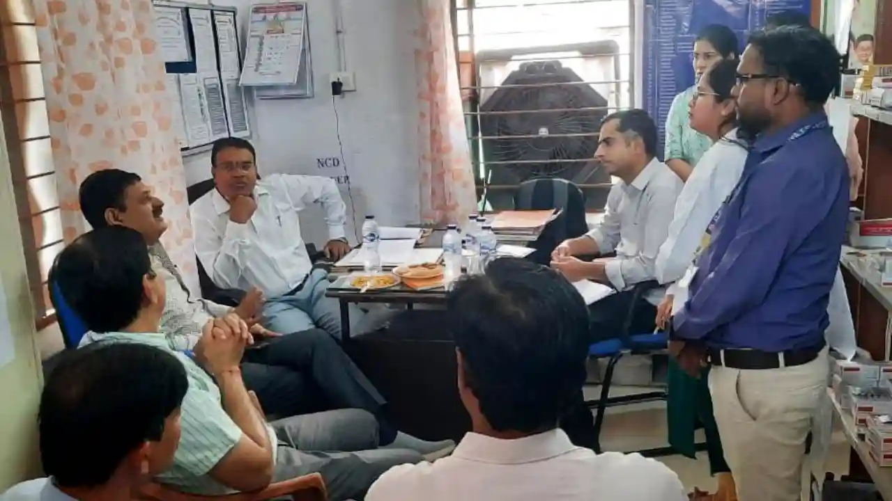 दिल्ली से आयी टीम ने उपस्वास्थ्य केन्द्र सांवखेड़ा का किया मापदंडों के अनुसार मूल्यांकन