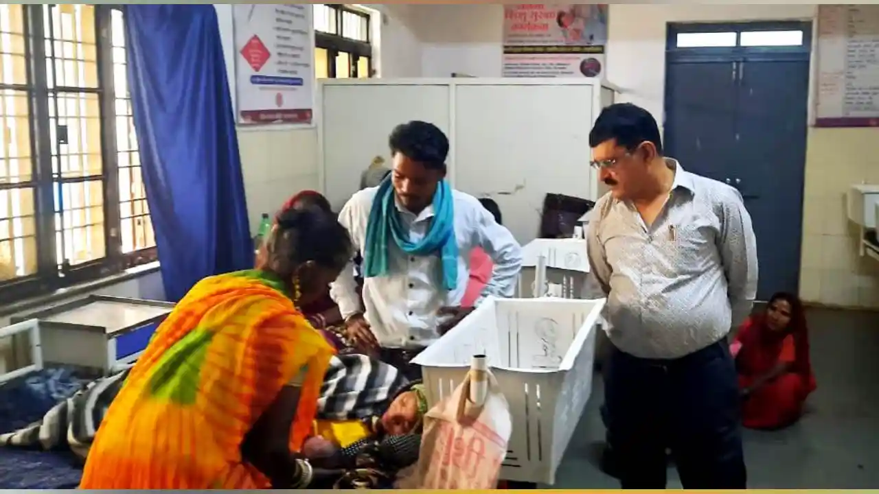 सी.एम.एच.ओ. ने खालवा अस्पताल का औचक निरीक्षण कर, सी.बी.एम.ओ. को दिए आवश्यक निर्देश