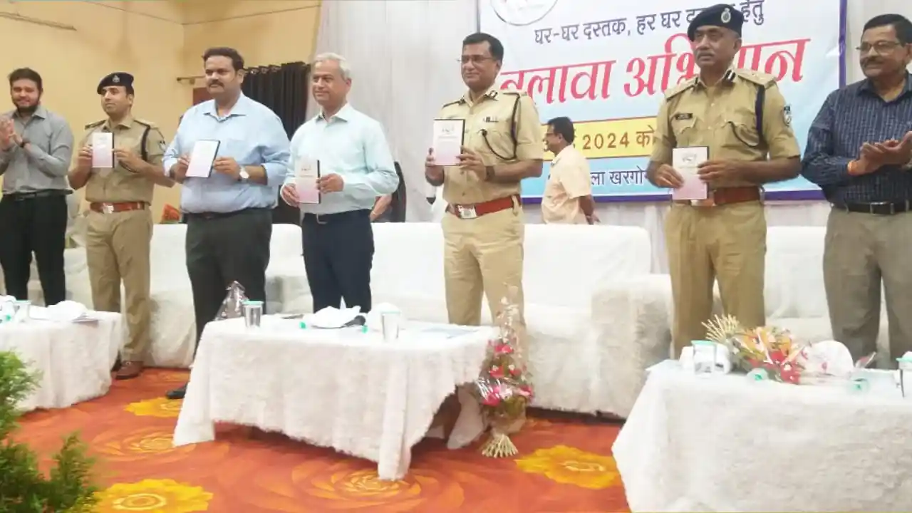 इंदौर संभाग कमिश्नर दीपक सिंह एवं आईजी अनुराग सिंह ने खरगोन पहुंचकर स्ट्रांग रूम का क्या निरीक्षण।