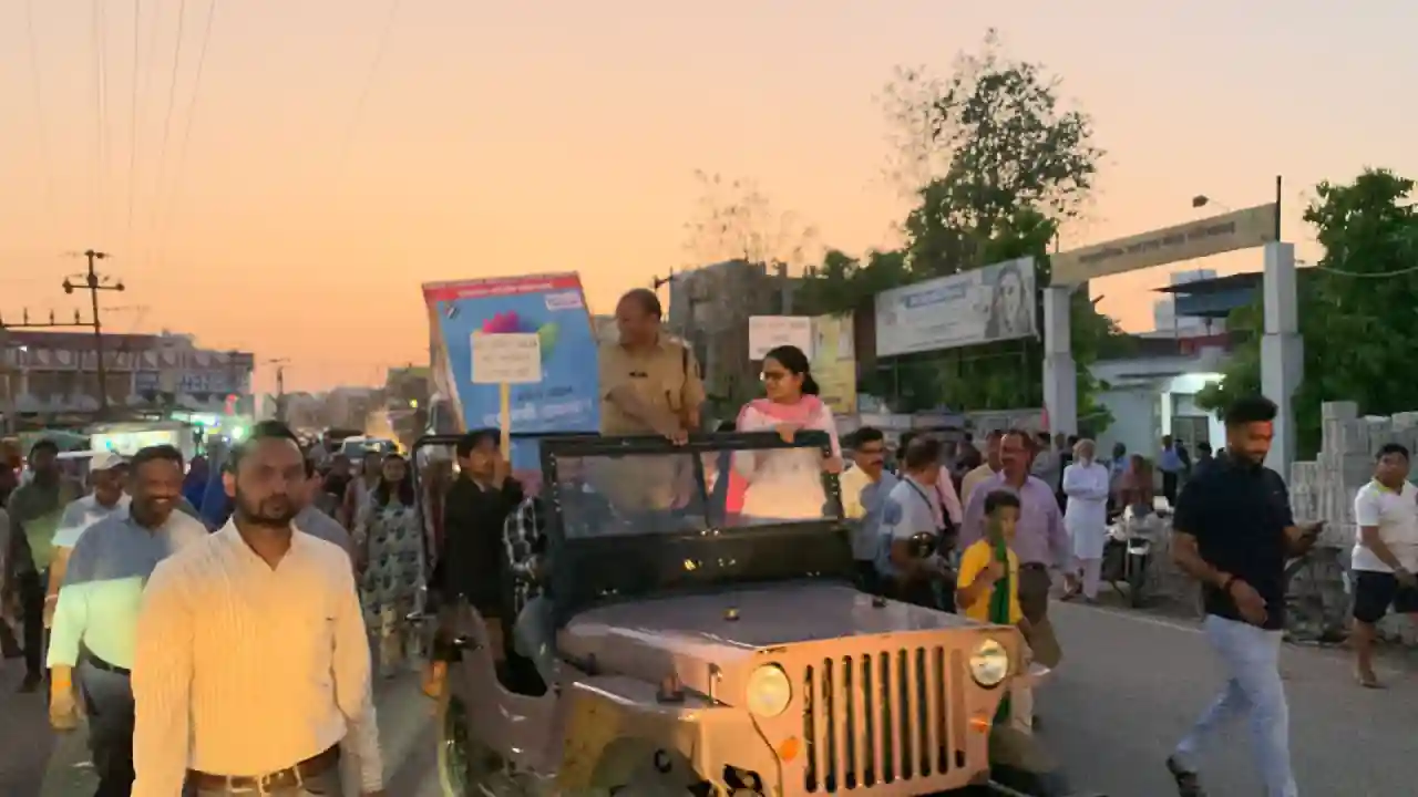 मतदाता जागरूकता के उद्देश्य से आयोजित वॉकथॉन को हरी झंडी दिखा कर रवाना किया
