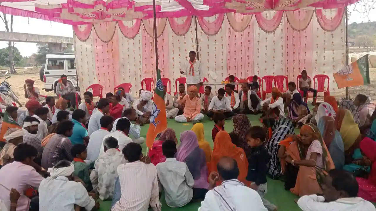 प्रतापगढ़ राजस्व मंत्री हेमंत मीणा ने लोकसभा प्रत्याशी सीपी जोशी के समर्थन में सुहागपुरा मंडल में किया जनसंपर्क