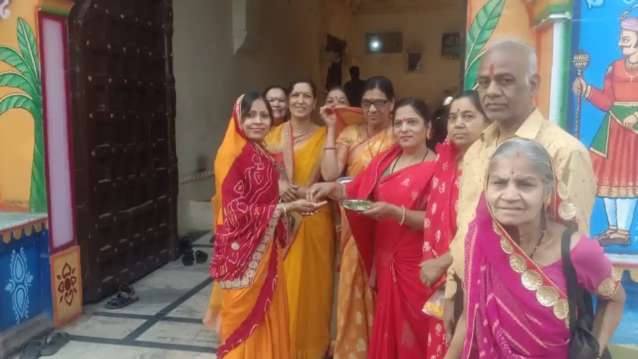 तिलक लगाकर दी नववर्ष की शुभकामनाएं
