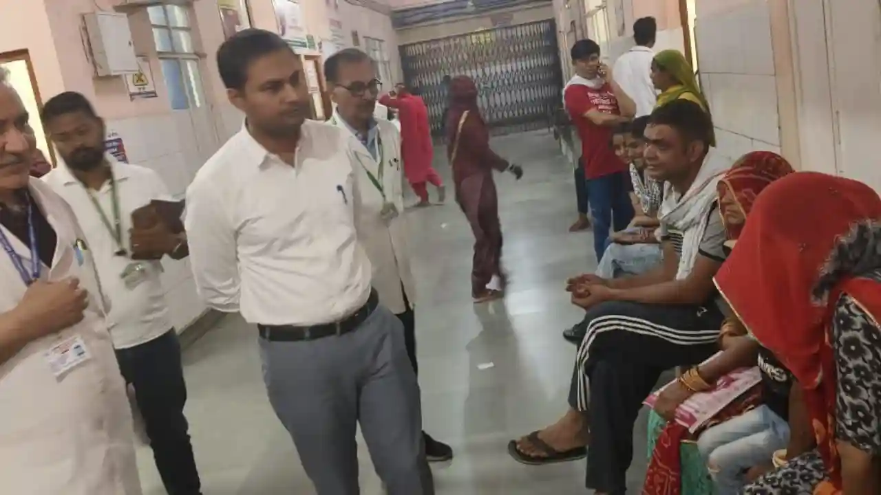 जिला कलक्टर ने किया राजकीय जिला चिकित्सालय का औचक निरीक्षण