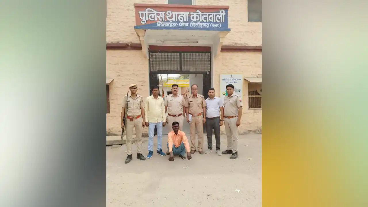 पैरोल से फरार दस हजार रुपये का ईनामी बदमाश गिरफ्तार।
