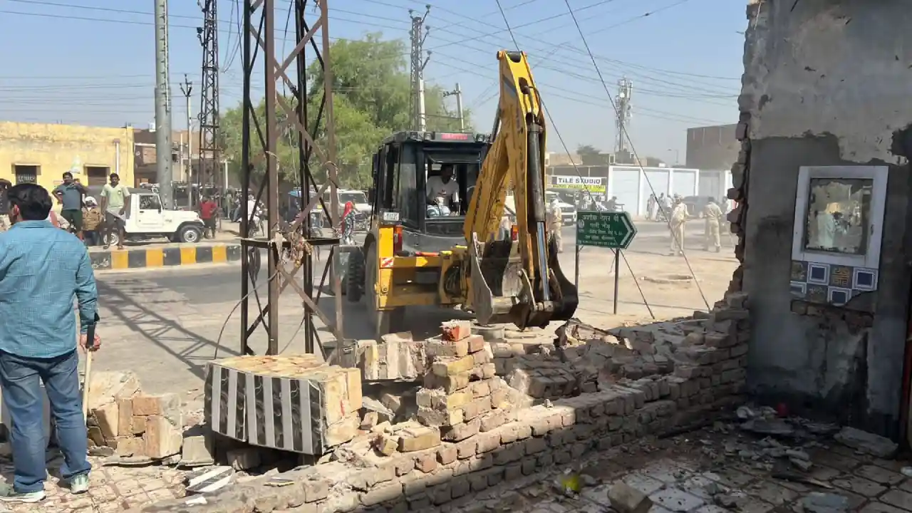 नशा तस्करों के तीन मकान तोड़े तीनों के खिलाफ कई मामले दर्ज