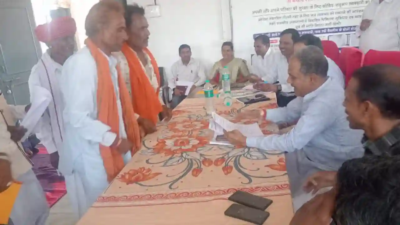 प्रतापगढ़ के गांव पटेलिया एवं वीरपुर ग्राम पंचायत में आयोजित जनसुनवाई शिविरों में पेयजल समस्या के निदान के लिए राजस्व मंत्री मीणा ने तुरंत प्रभाव से टैंकरों से पेयजल सप्लाई के दिए निर्देश