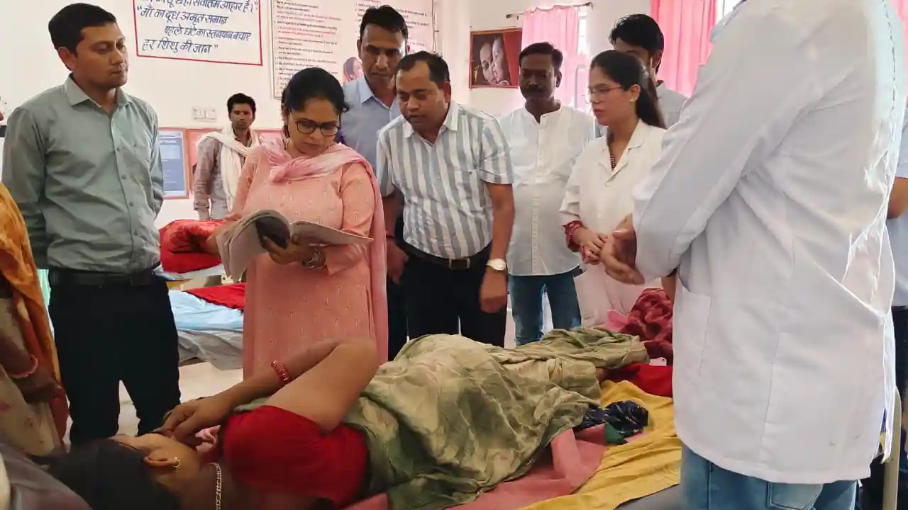 प्रतापगढ़ जिला कलेक्टर अंजलि राजोरिया ने आकांक्षी ब्लॉक पीपलखुट के सीएचसी का निरीक्षण किया