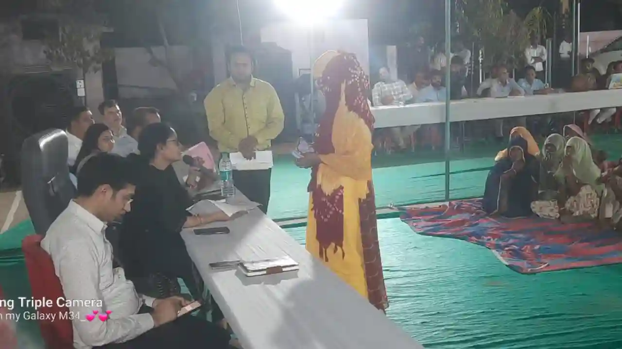धरियावद गांव भांडला मे कलेक्टर अंजलि राजोरिया ने किया चोपाल प्रतापगढ़ जिला कलक्टर ने धरियावद के भांडला में लगाई रात्रि चौपाल