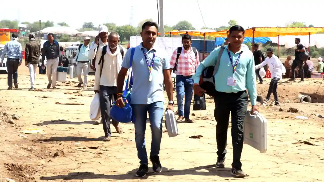 हरसूद क्षेत्र में मतदान के लिए दल हुए रवाना, 7 मई को होगा मतदान  