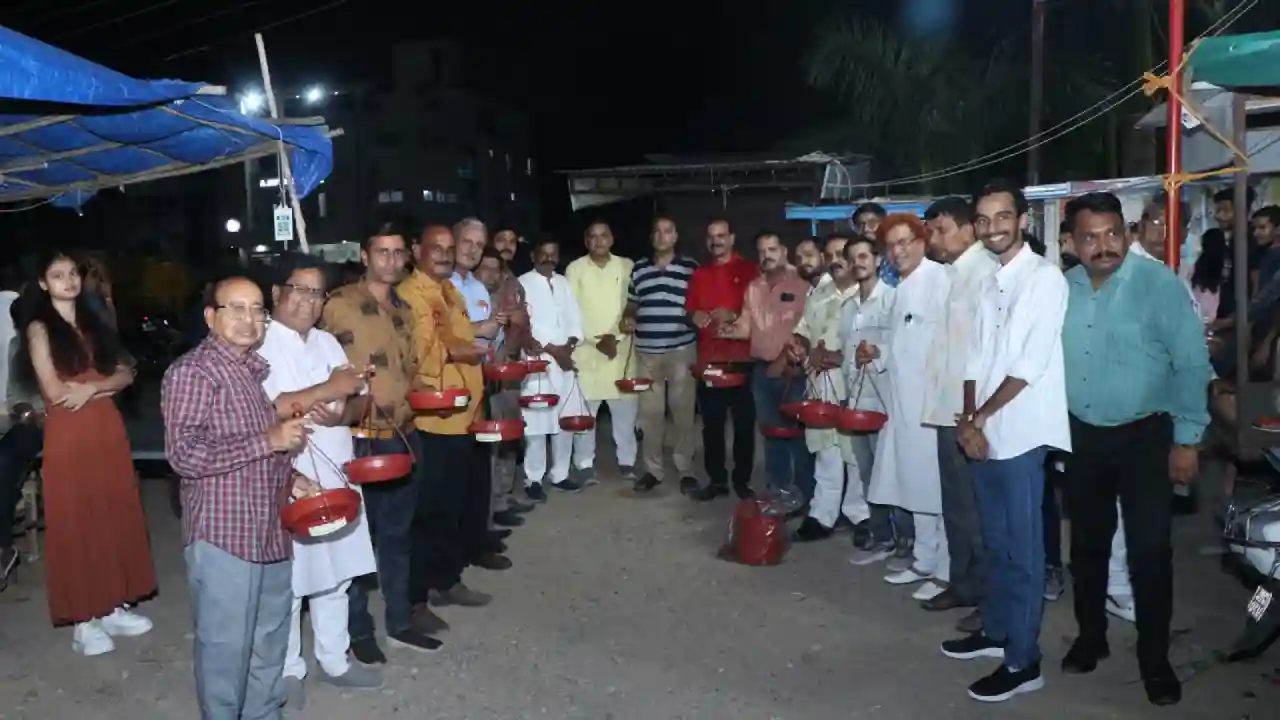 ठा. अर्जूनसिंह राठौर  की पुण्य स्मृति में 301 सकोरे निःशुल्क वितरण किये