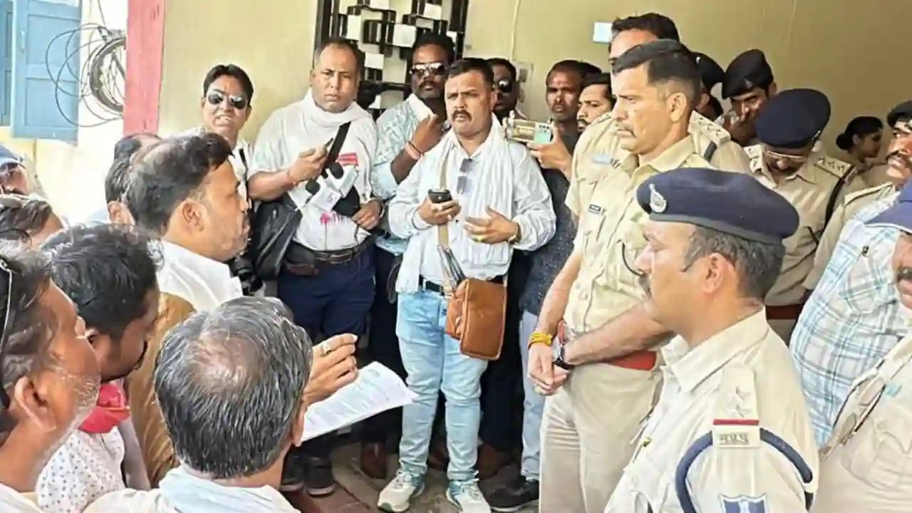 लवजिहाद की घटना को लेकर मन्दसौर में दलित नेता ने घेरा एसपी ऑफिस