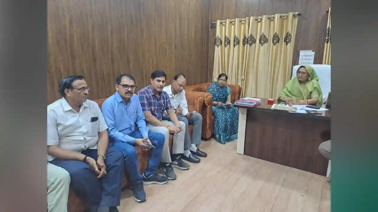 नपाध्यक्ष श्रीमती गुर्जर ने विद्युत समस्याओ के समाधान हेतु चर्चा की 