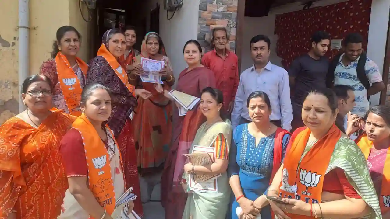 नपाध्यक्ष श्रीमती गुर्जर ने भाजपा महिला मोर्चा की कार्यकर्ताओ के साथ जनसम्पर्क किया