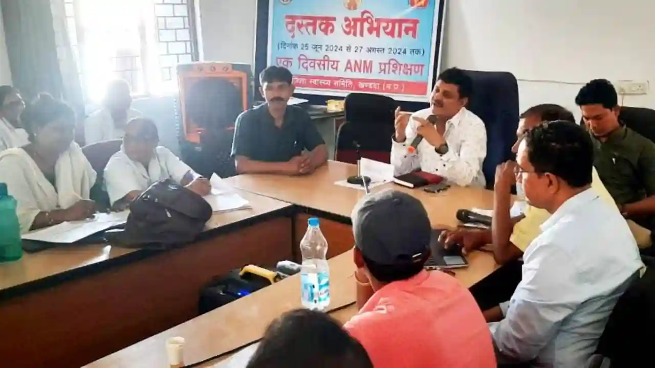 दस्तक अभियान का जिला स्तर पर स्वास्थ्य कार्यकर्ताओं को दिया जा रहा प्रशिक्षण