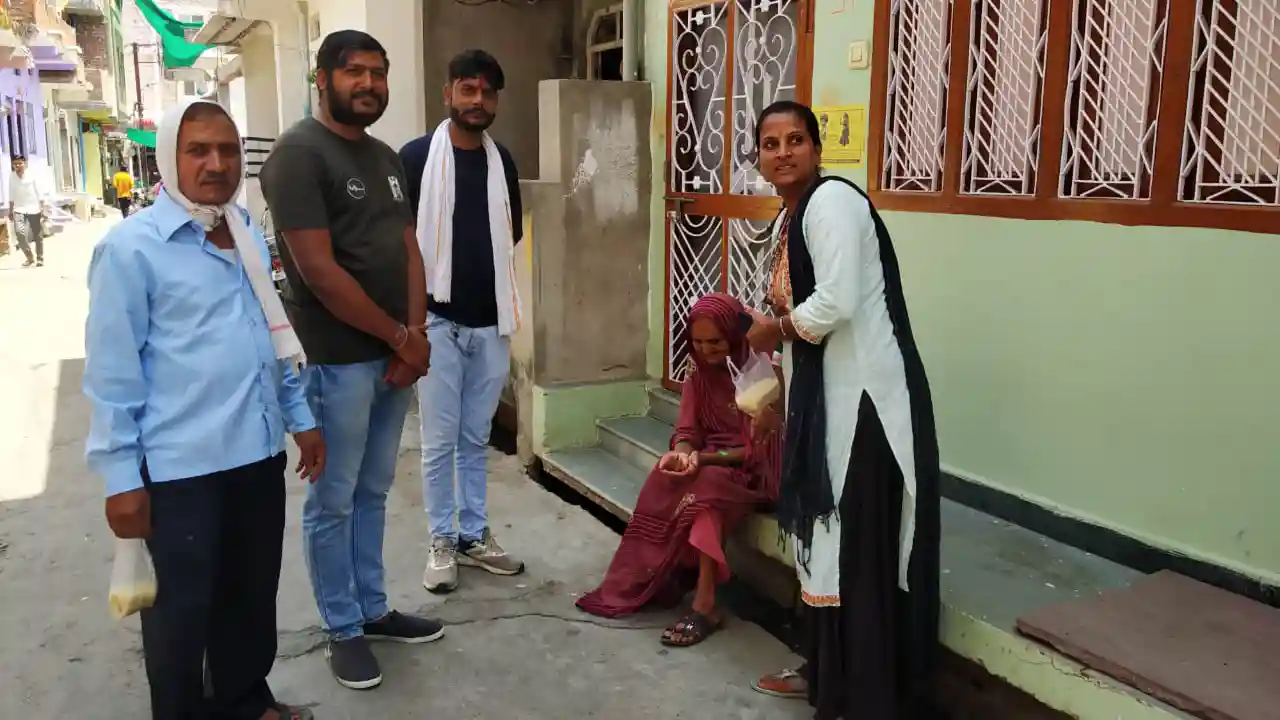 मतदाताओं को पीले चावल देकर मतदान के लिए किया जा रहा आमंत्रित