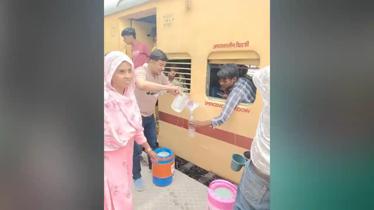 हमारी सेवा ग्रुप दस वर्षो से कर रहा है रेलवे स्टेशन पर जलसेवा