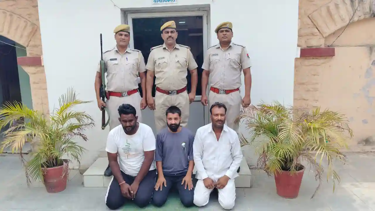 निम्बाहेड़ा मे नायको की कुडी के पास ताश पत्ती पर जुआ खेलते तीन व्यक्ति गिरफतार