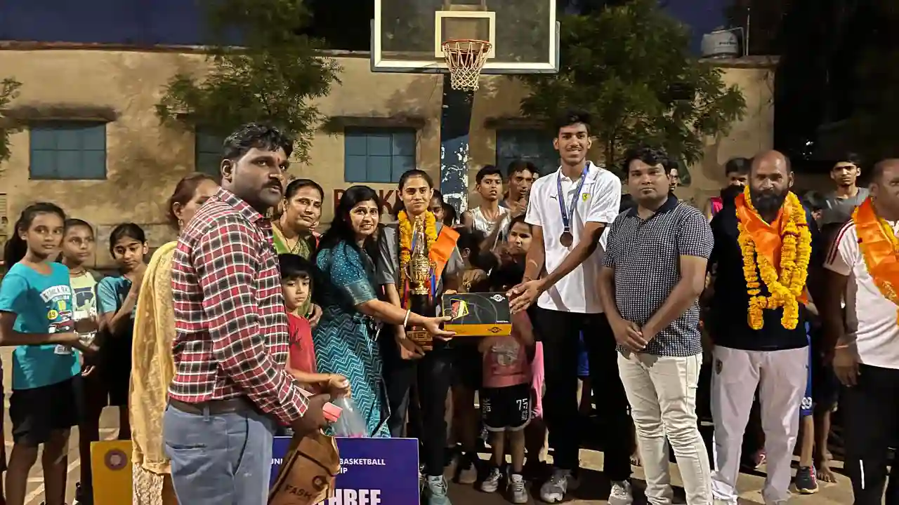 बास्केटबॉल प्रतिभा को निखारने वाले खिलाड़ीयों व कोच को हिंदू जागरण मंच ने किया सम्मानित।