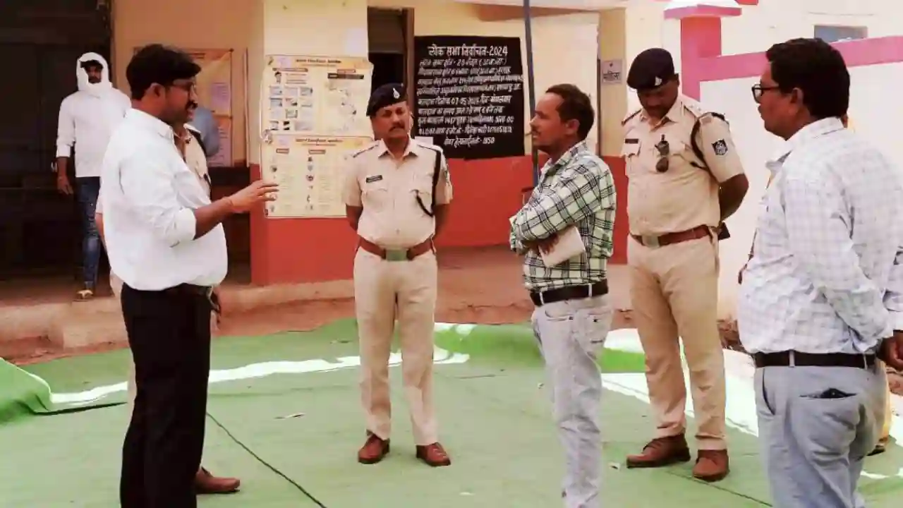 कलेक्टर श्री सिंह ने मतदान केन्द्रों का निरीक्षण कर ली मतदान की जानकारी