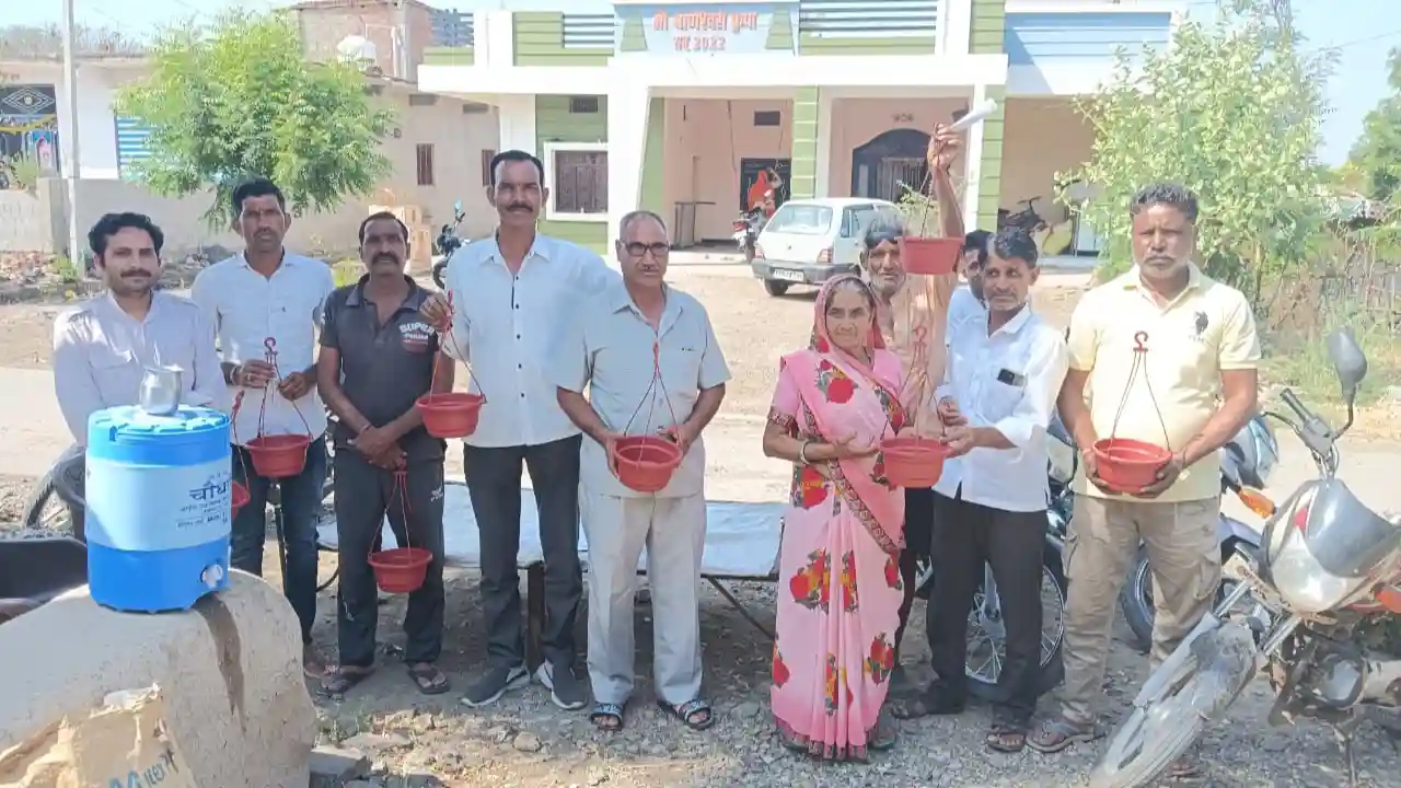 संस्था बी.आर.फाउंडेशन द्वारा लोकतंत्र के महापर्व पर मतदाताओं को बांटे परिंडे संस्था बी.आर.फाउंडेशन द्वारा लोकतंत्र के महापर्व पर मतदाताओं को बांटे परिंडे