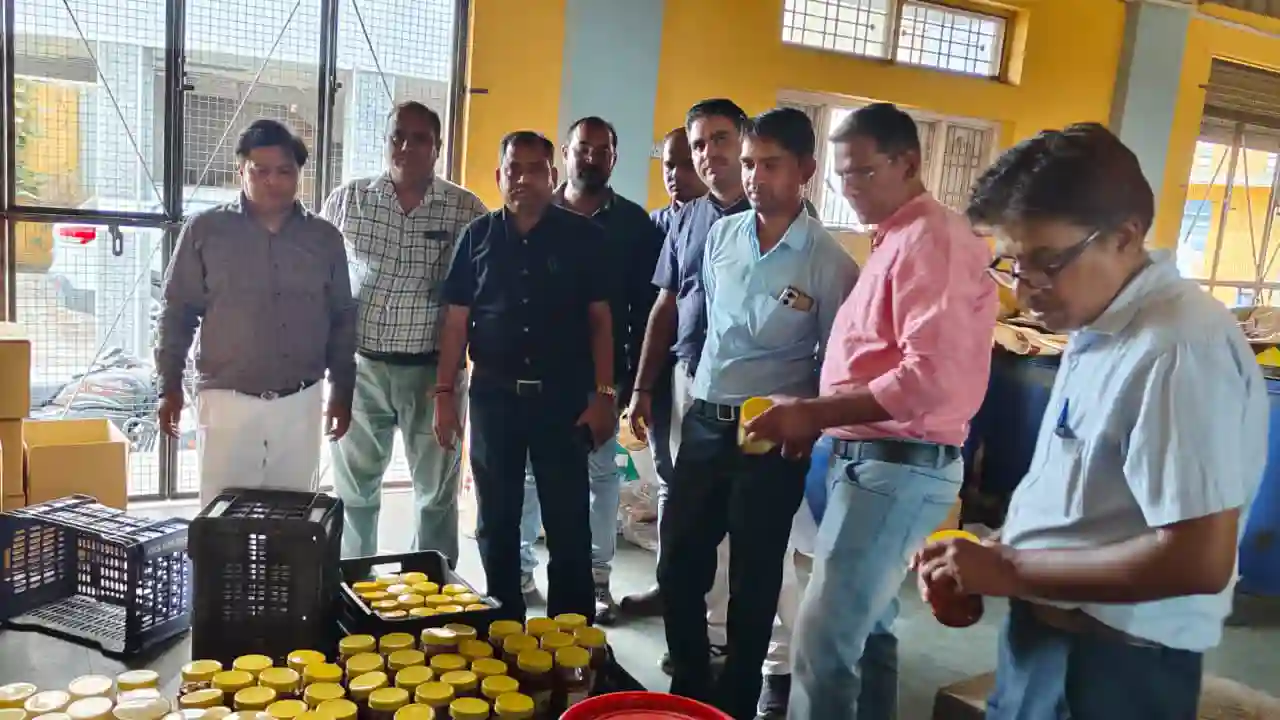 प्रतापगढ़ शुद्ध के लिए युद्ध अभियान का दूसरा दिन सीएमएचओ डॉक्टर जीवराज टीम के साथ पहुंचे कई फर्मों से भरवारा सैंपल