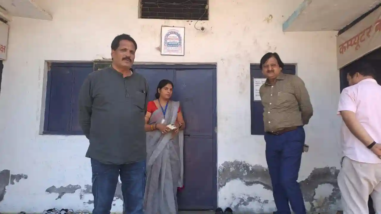 सीएमओ श्री सिंह ने मतदान केंद्रो  का निरीक्षण किया, दिये आवश्य क निर्देश 