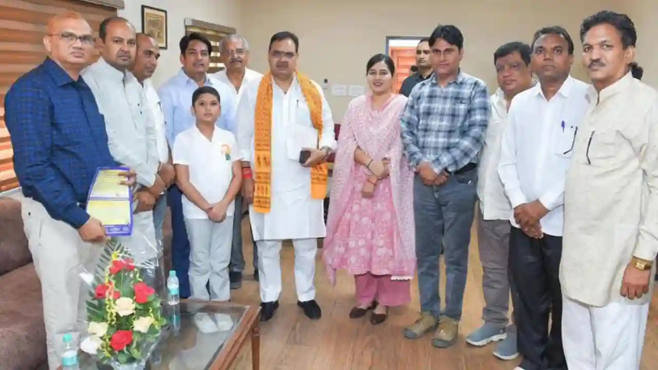 राजस्थान मुख्यमंत्री भजन लाल शर्मा को रेगर समाज का प्रतिनिधित्व मंडल जयपुर पहुंच कर आगामी 23 मई का सामुहिक विवाह सम्मेलन का दिया निमंत्रण।