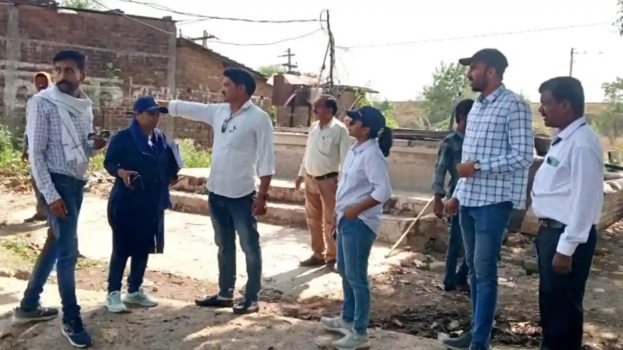 डिप्टी कलेक्टर सुश्री मण्डलोई ने किया ग्राम पंचायत सहेजला का निरीक्षण