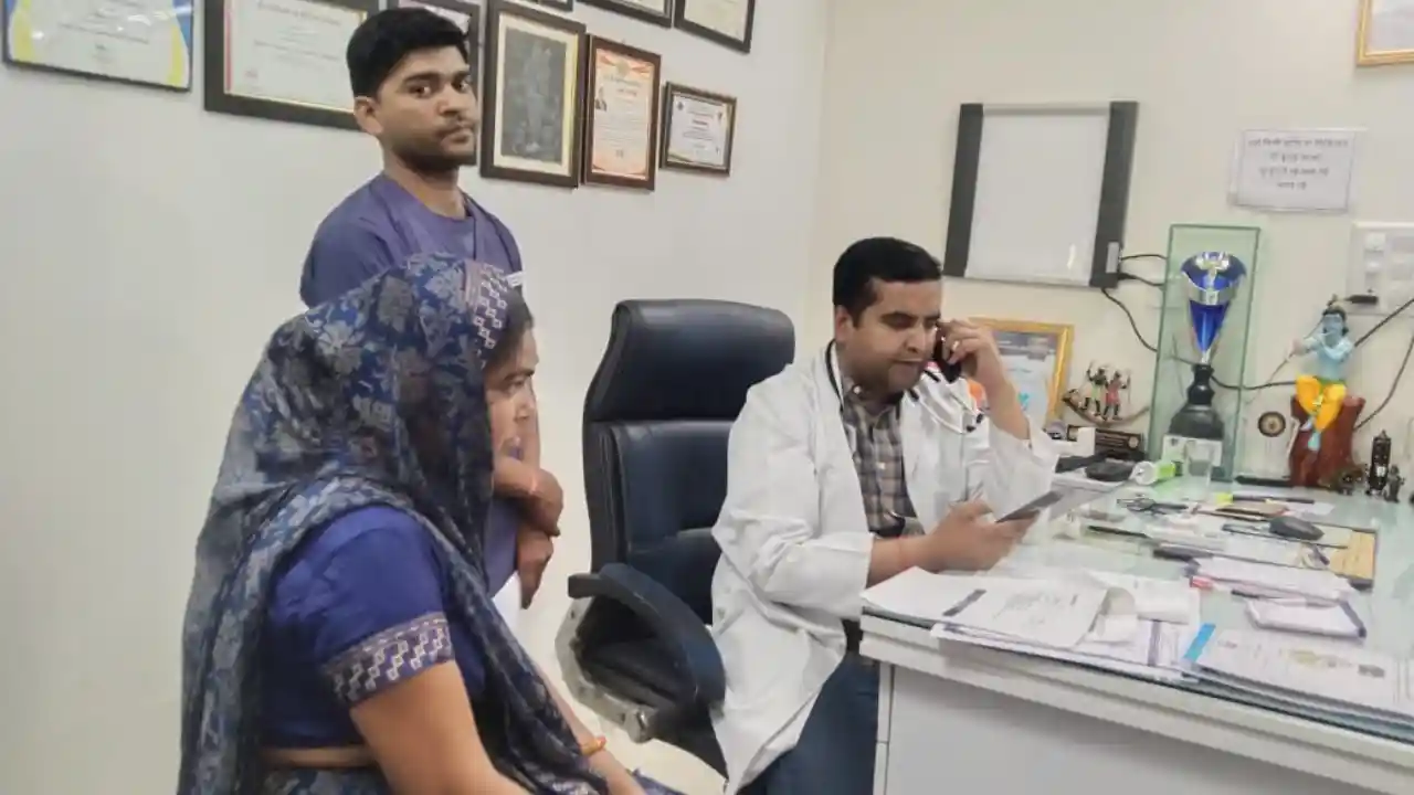 अपनी उंगली पर अमिट स्याही का निशान बताए, अनुयोग हॉस्पिटल में निशुल्क स्वास्थ्य जांच कराएँ