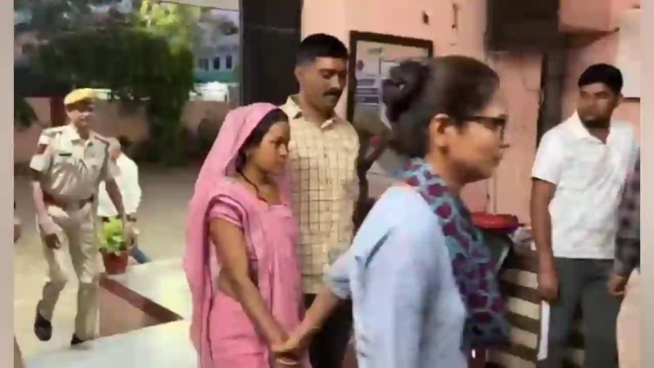 प्रतापगढ़ जिला पुलिस ने 155 ग्राम अवैध ब्राउनशुगर को जब्त कर एक महिला अभियुक्ता को किया गिरफ्तार