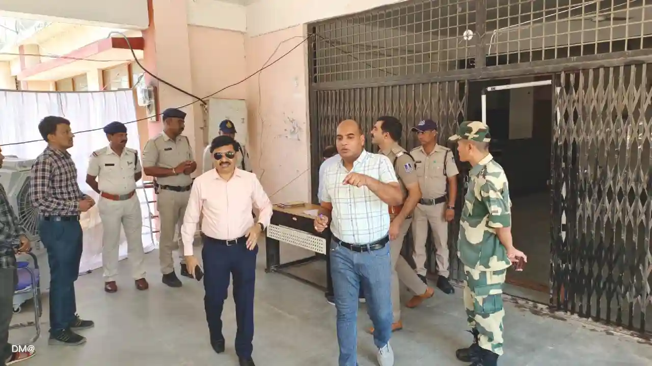 कलेक्टर श्री जैन ने किया मतगणना केंद्र एवं स्ट्रांग रूम परिसर का निरीक्षण