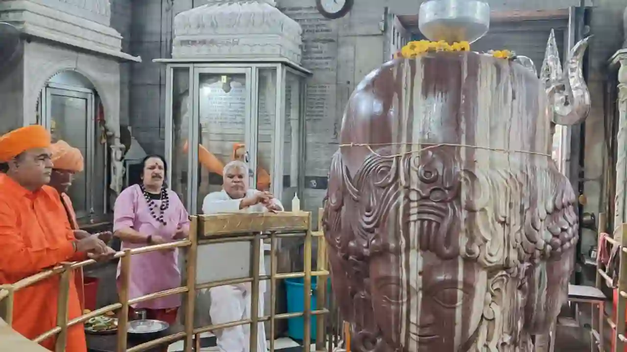 गोरक्षनाथ जयंती के अवसर पर अखिल भारतीय नाथ योगी महासभा के राष्ट्रीय अध्यक्ष ने अष्टमुखी श्रीपशुपतिनाथ महादेव पूजा अर्चना की