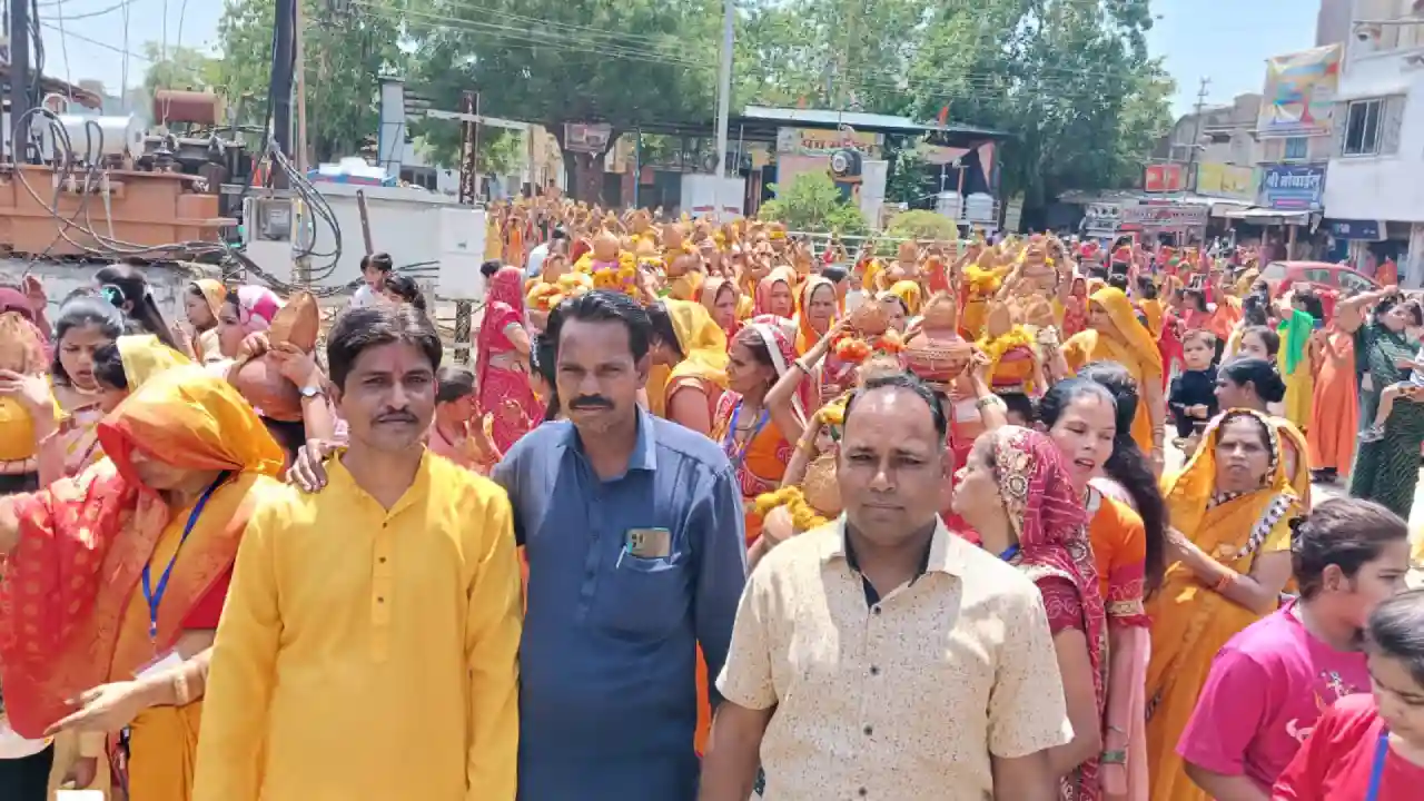 यादव समाज द्वारा निकाली कलशयात्रा का कल्याण कमलमय समर्थक समिति ने किया पुष्प वर्षा कर स्वागत।